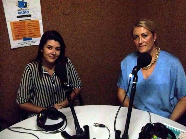 La periodista y escritora en ciernes Blanca Martínez Pérez, al habla en la radio pública local - 1, Foto 1
