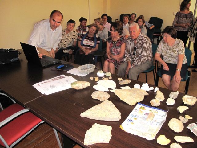 Nuestros mayores se acercan a la Paleontología con Un paseo por la historia - 1, Foto 1