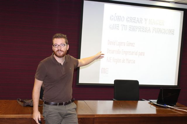 Cerca de 40 personas participan hoy en el seminario Cómo crear y hacer que tu empresa funcione - 3, Foto 3