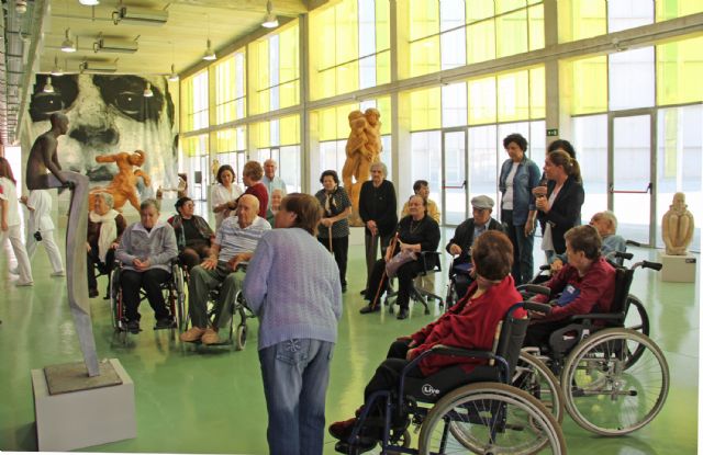 Los usuarios del Centro de Día para Mayores visitan la exposición ´Itinerancias: Talla Contemporánea´ - 1, Foto 1