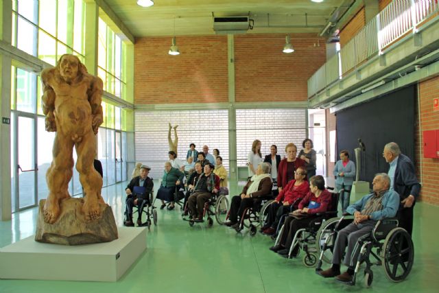 Los usuarios del Centro de Día para Mayores visitan la exposición ´Itinerancias: Talla Contemporánea´ - 2, Foto 2
