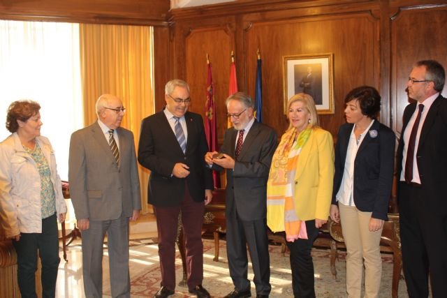 El consejero de Economía y Hacienda entrega en la Asamblea Regional los presupuestos que todos queremos para 2015 - 1, Foto 1