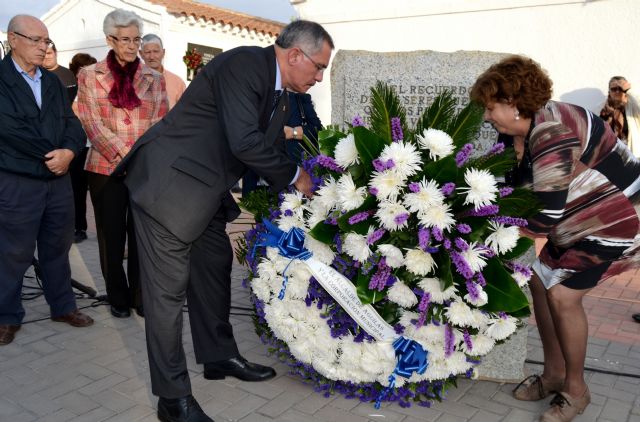 La Misa en memoria de los Fieles Difuntos congrega a medio millar de aguileños en el cementerio - 1, Foto 1