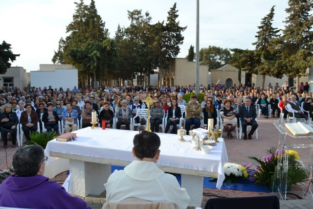 La Misa en memoria de los Fieles Difuntos congrega a medio millar de aguileños en el cementerio - 2, Foto 2
