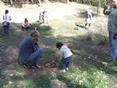 Quince familias participan en una plantación de pinos en El Valle en el marco de la actividad ´Tener un hijo y plantar un árbol´