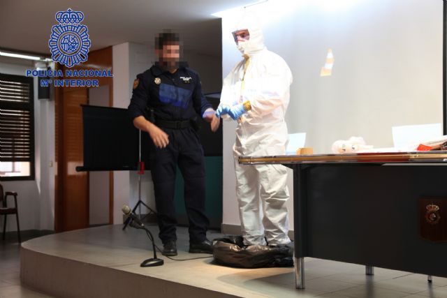 El Cuerpo Nacional de Policía realiza cursos de actuación operativa ante una persona con síntomas de padecer el virus del Ébola. - 3, Foto 3