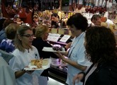 Los alumnos de la especialidad de pastelera del programa mixto de empleo y formacin endulzan la plaza de Saavedra Fajardo