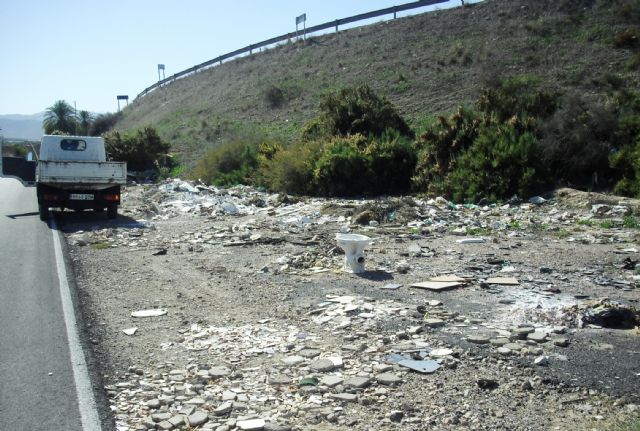 La Concejalía de Servicios y Medio Ambiente está procediendo a la limpieza de vertidos ilegales en diferentes puntos incontrolados del municipio, Foto 2