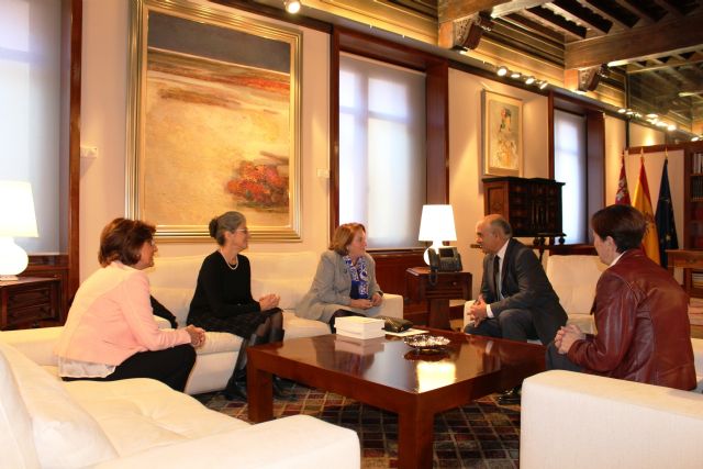 El presidente de la Comunidad recibe a la presidenta de la Academia de Farmacia Santa María de España de la Región de Murcia - 1, Foto 1