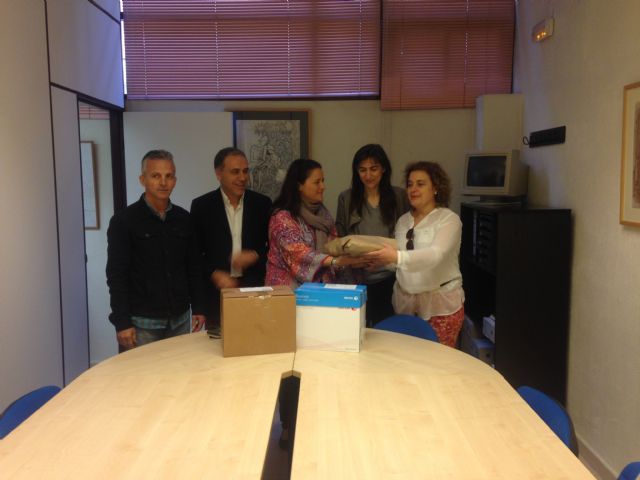 La Junta Municipal del Carmen entrega material escolar a tres colegios para niños con menos recursos - 1, Foto 1