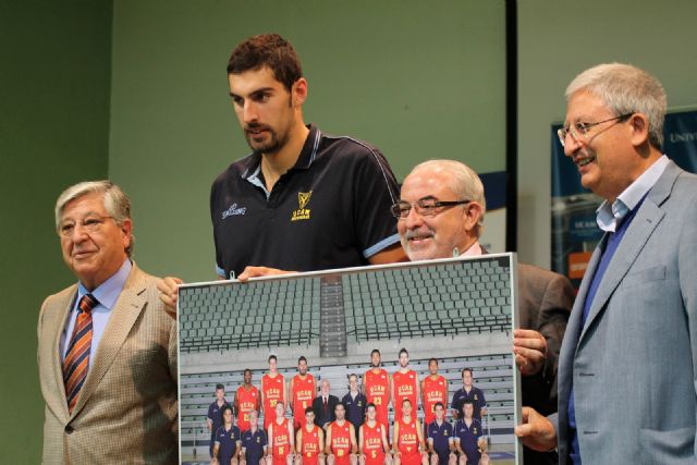El UCAM Murcia CB - Tuenti Móvil Estudiantes, a beneficio de la Asociación Española Contra Cáncer - 3, Foto 3