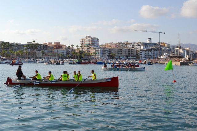 Las concejalías de Mujer y Deportes fomentan la práctica del remo en Águilas - 1, Foto 1