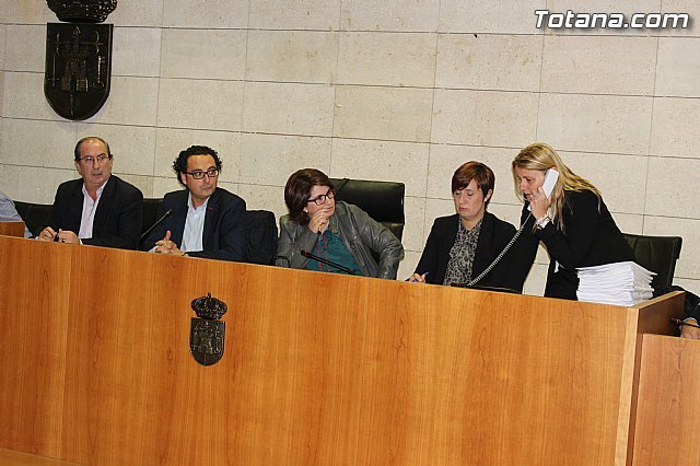 La alcaldesa, Isabel María Sánchez (3i), observa a la secretaria, Laura Bastida, hablar por teléfono ayer, antes del Pleno. / Totana.com, Foto 1