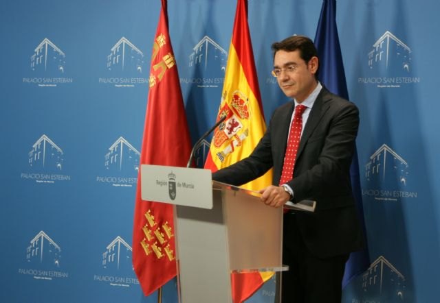 El portavoz del Ejecutivo regional, José Gabriel Ruiz, en la rueda de prensa para informar de los asuntos aprobados por el Consejo de Gobierno / CARM, Foto 1