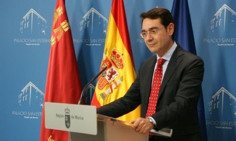 El portavoz del Ejecutivo regional, José Gabriel Ruiz, en la rueda de prensa para informar de los asuntos aprobados por el Consejo de Gobierno / CARM, Foto 1