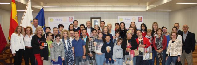 La alcaldesa de Torre-Pacheco recibe a una veintena de jóvenes con discapacidad de Tenerife que han viajado a la Región dentro de la Operación Sonrisa - 1, Foto 1