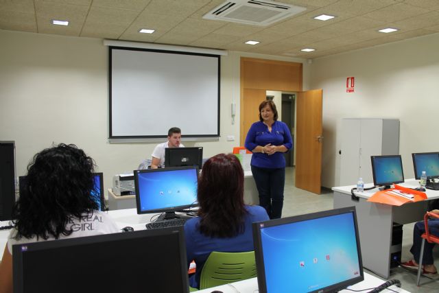 La Concejala de Mujer forma a empresarias y emprendedoras en la gestin de su negocio, Foto 2