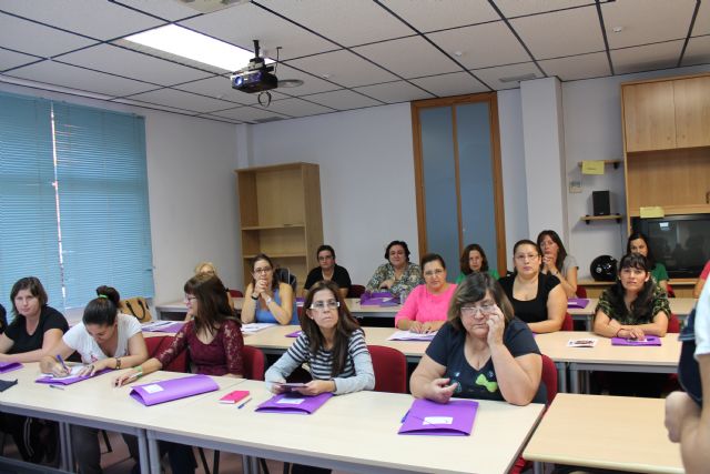 La Concejala de Mujer forma a empresarias y emprendedoras en la gestin de su negocio, Foto 3
