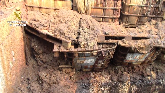 La Guardia Civil desmantela una trama dedicada al almacenamiento y el vertido ilegal de residuos peligrosos - 4, Foto 4