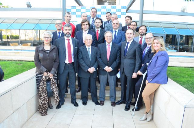 Toms fuertes analiz con los miembros de Murcia Seniors Club los retos del entorno econmico español en 2015 y las incertidumbres de la escena poltica, Foto 1