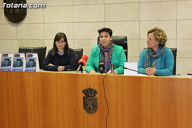 Se presenta el nuevo calendario del 2015 que DGenes edita cada año, una iniciativa solidaria para recaudar fondos - 1