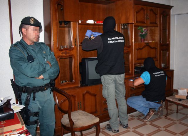 La Guardia Civil desmantela una red que explotaba a mujeres de nacionalidad rumana a través del método ´lover boy´ - 2, Foto 2