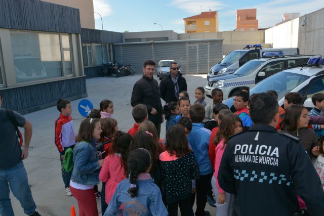 Los escolares de la localidad se acercan a la figura del polica local, Foto 2