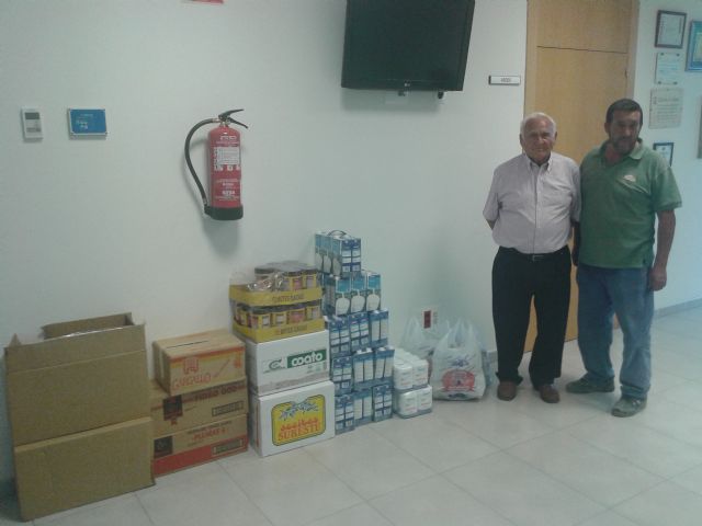 Los Socialistas de Alhama hacen entrega de un lote de alimentos a Proteccin Civil, Foto 2