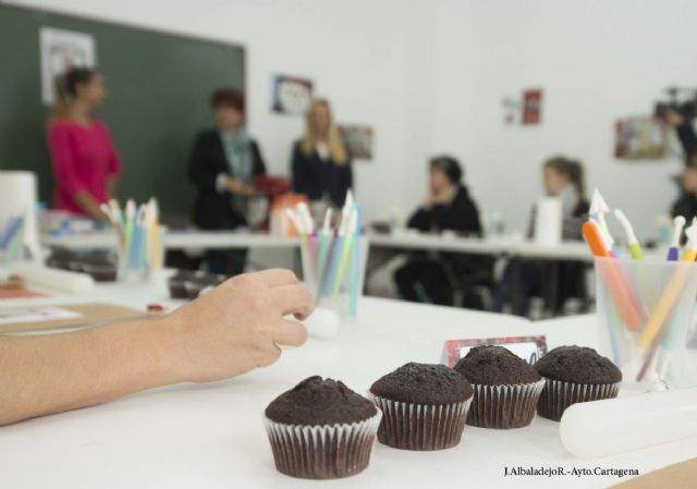 Las alumnas de Repostería Creativa aprenden a decorar sus dulces navideños - 2, Foto 2