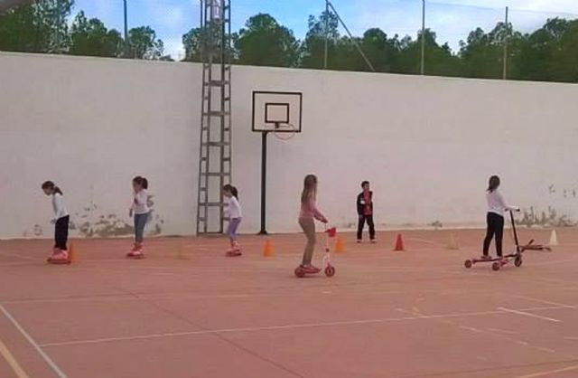 La asociación Alábega de Ceutí celebró sendos talleres infantiles de tenis y patinaje - 1, Foto 1