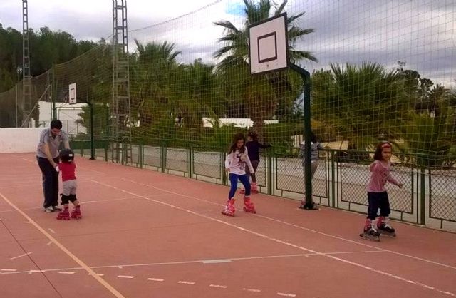 La asociación Alábega de Ceutí celebró sendos talleres infantiles de tenis y patinaje - 2, Foto 2