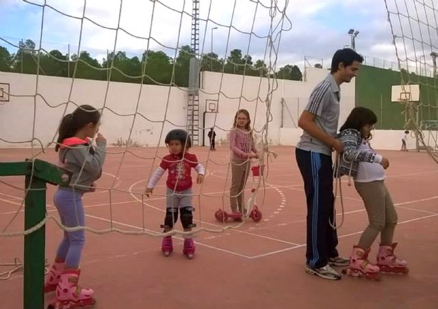 La asociación Alábega de Ceutí celebró sendos talleres infantiles de tenis y patinaje - 3, Foto 3