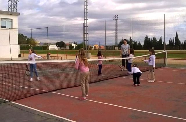 La asociación Alábega de Ceutí celebró sendos talleres infantiles de tenis y patinaje - 4, Foto 4