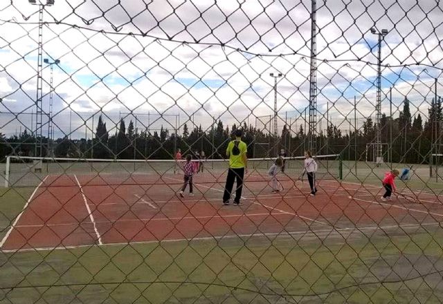 La asociación Alábega de Ceutí celebró sendos talleres infantiles de tenis y patinaje - 5, Foto 5