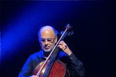 La sofisticacin de Jacques Morelenbaum con su 'Cello Samba Trio' y acompañado por su esposa Paula en el Cartagena Jazz Festival