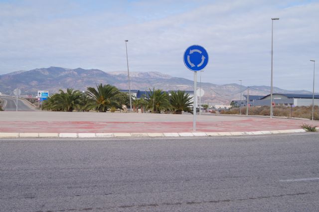 The Mayor presented a motion to dedicate the roundabout to the 4th stage of the industrial estate to businessman Luis Canovas Martinez, Foto 1