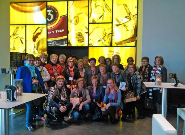 La asociación de mujeres Isabel González torreña, de visita a la fábrica de Licor 43 - 1, Foto 1