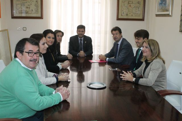 El consejero de Industria destaca el esfuerzo que ha hecho el Ayuntamiento de Alhama para convertir su parque industrial en uno de los ms punteros de la Regin, Foto 3