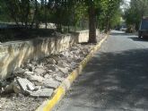 El Ayuntamiento ejecuta obras de mejora en acerados de Gran Vía, avenida de Granada y calle Pabellón