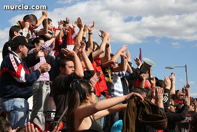Aficionados del Ciudad de Murcia animan a su equipo en el estadio 