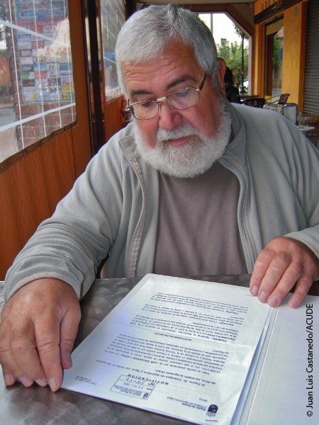 Luis Provencio leyendo la Notificación de la sanción, Foto 2