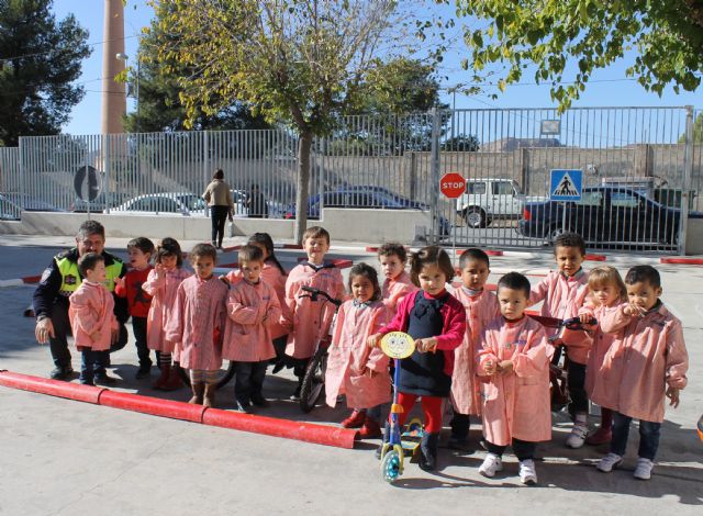 La Concejalía de Tráfico inicia a los más pequeños de los centros de enseñanza del municipio en la seguridad vial a través de un parque móvil - 1, Foto 1