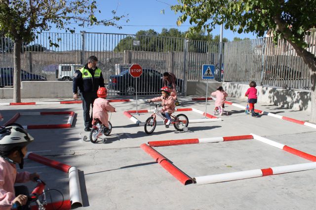 La Concejalía de Tráfico inicia a los más pequeños de los centros de enseñanza del municipio en la seguridad vial a través de un parque móvil - 2, Foto 2