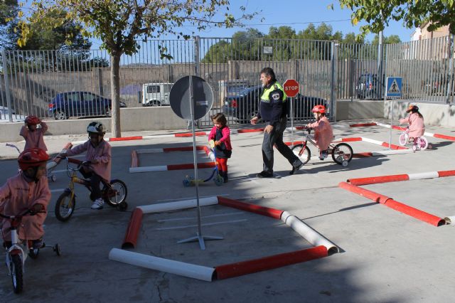 La Concejalía de Tráfico inicia a los más pequeños de los centros de enseñanza del municipio en la seguridad vial a través de un parque móvil - 3, Foto 3