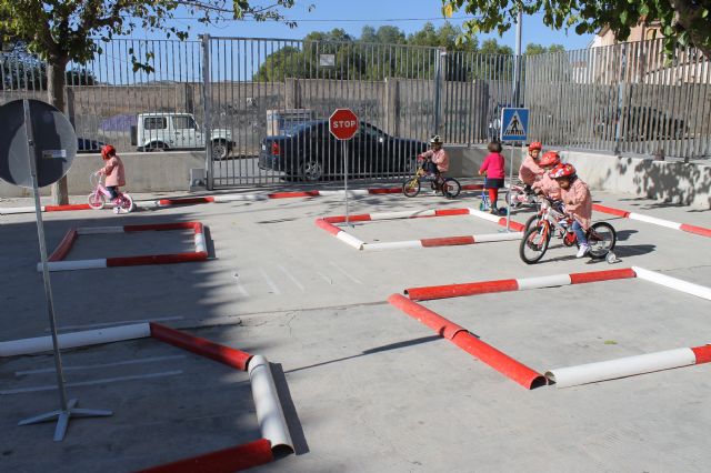 La Concejalía de Tráfico inicia a los más pequeños de los centros de enseñanza del municipio en la seguridad vial a través de un parque móvil - 4, Foto 4