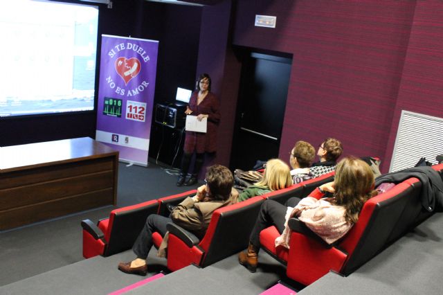Con un debate abierto sobre violencia de género y con la charla sobre sus consecuencias en la infancia dan comienzo en Jumilla las actividades por el 25N - 1, Foto 1