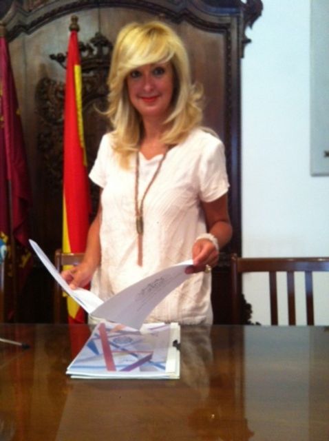 Agentes de la Policía Local salvan la vida de una niña de 2 años que se había atragantado con un hueso de oliva - 1, Foto 1