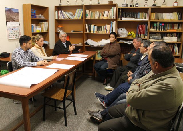 El alcalde se reúne con los vecinos y vecinas del Barrio de San Juan para poner en común el proyecto de remodelación del tráfico en la zona - 2, Foto 2