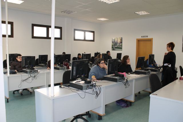 Una decena de jóvenes participan en el taller de búsqueda de empleo por internet organizado por el Centro Local de Empleo de Jumilla - 1, Foto 1