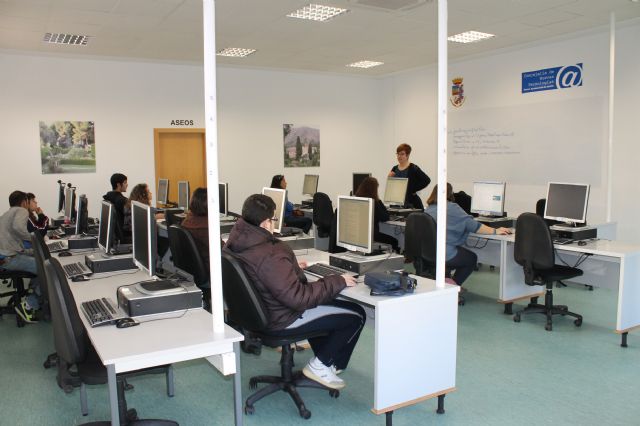 Una decena de jóvenes participan en el taller de búsqueda de empleo por internet organizado por el Centro Local de Empleo de Jumilla - 2, Foto 2